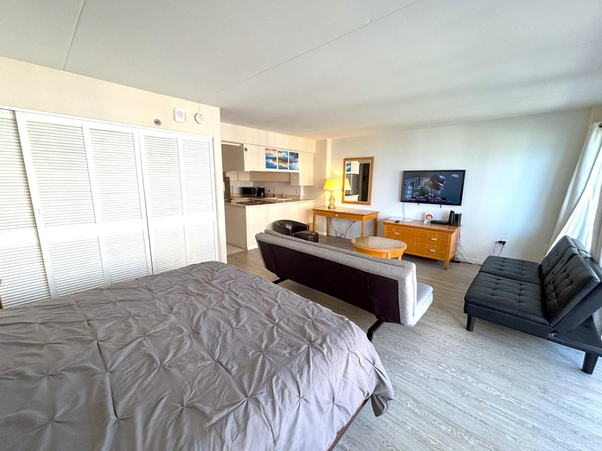 Ilikai 1042 - Spacious With Ocean-lagoon Views *